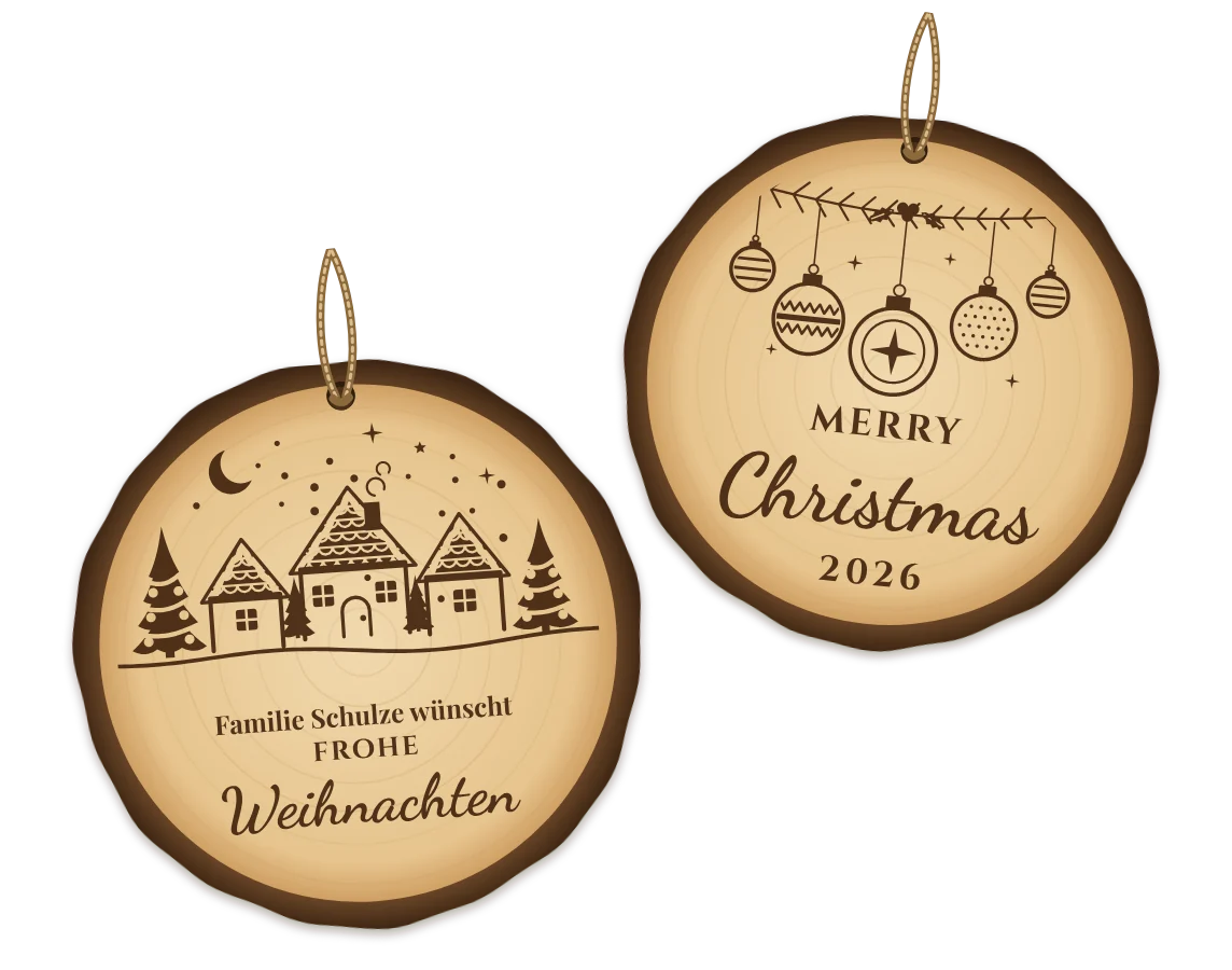 Baumscheibe mit graviertem Winterdorf, Sternen und dem Spruch Frohe Weihnachten, erstellt im FRAMEBUDDY Generator