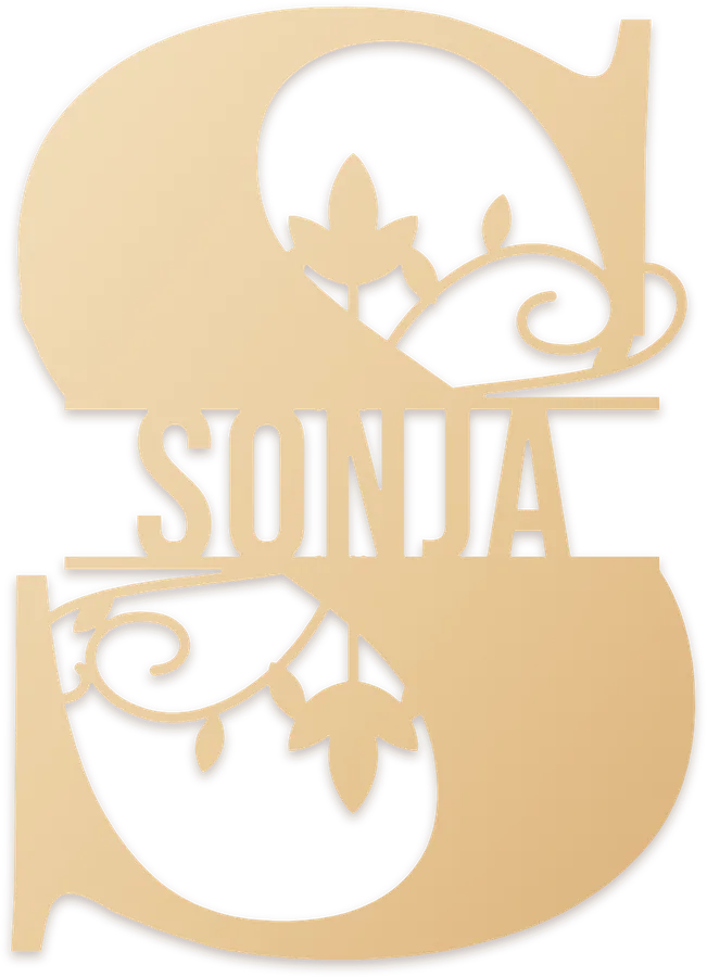 Monogramm aus Holz: großes S mit dem Namen Sonja auf einem Band und Ranken, erstellt im FRAMEBUDDY Generator