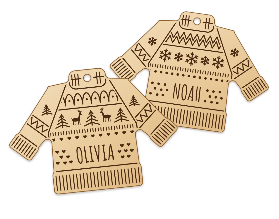 Weihnachtspullover-Anhänger aus Holz mit graviertem Strickmuster, Rentieren, Tannen und dem Namen OLIVIA, erstellt im FRAMEBUDDY Generator